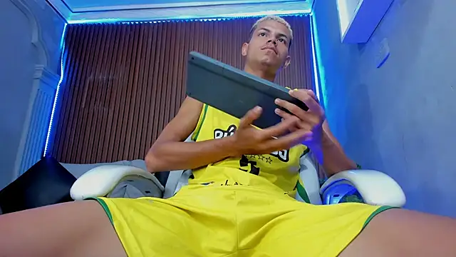 Snapshot of Omen20_ chatting on 04.11.26 Omen20 online show from 04.11.26