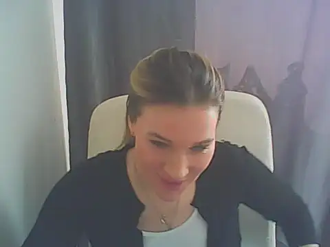 Snapshot of Helly_nanci chatting on 04.10.26 Helly nanci online show from 04.10.26