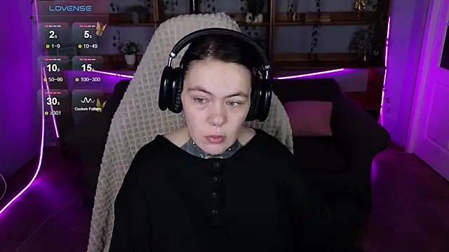 Snapshot of QwertyAnnie_Lbo chatting on 04.10.26 QwertyAnnie Lbo online show from 04.10.26