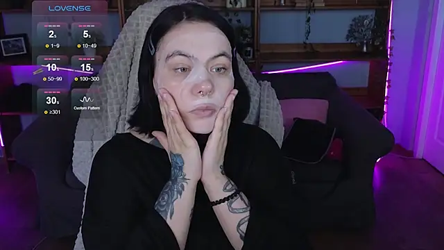 Snapshot of QwertyAnnie_Lbo chatting on 04.11.26 QwertyAnnie Lbo online show from 04.11.26