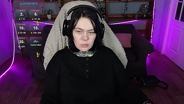 Snapshot of QwertyAnnie_Lbo chatting on 04.12.26 QwertyAnnie Lbo online show from 04.12.26