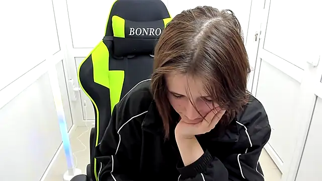 GoldenKiss online show from 04.16.26