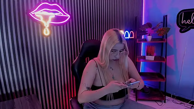 Snapshot of Aliss_Taylor1 chatting on 04.11.26 Aliss Taylor1 online show from 04.11.26