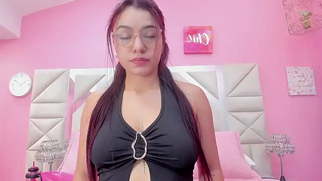 Snapshot of luna_hix chatting on 06.17.26 luna hix online show from 06.17.26
