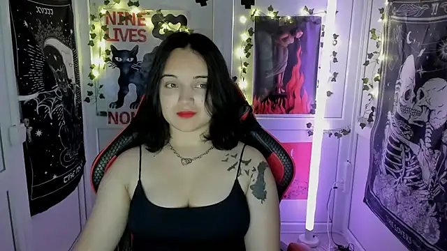 Snapshot of Caroline_cutte chatting on 06.22.26 Caroline cutte online show from 06.22.26
