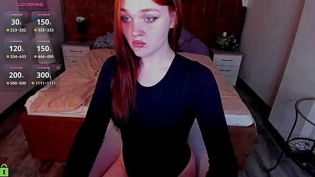 Snapshot of Emilly_Hiil chatting on 06.19.26 Emilly Hiil online show from 06.19.26