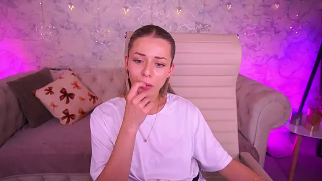 Snapshot of DoveLovee chatting on 05.11.26 DoveLovee online show from 05.11.26
