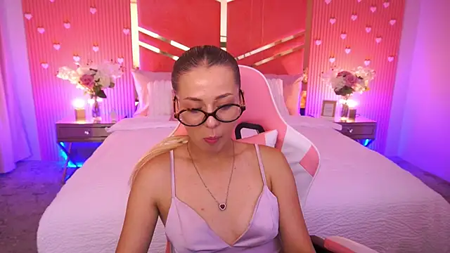 Snapshot of DoveLovee chatting on 06.23.26 DoveLovee online show from 06.23.26