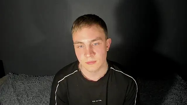 Snapshot of avrions chatting on 04.14.26 avrions online show from 04.14.26