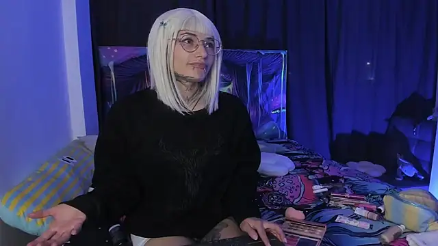 Snapshot of vibre__ chatting on 04.19.26 vibre online show from 04.19.26