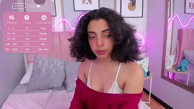 Snapshot of AURORAMILLSS chatting on 04.17.26 AURORAMILLSS online show from 04.17.26