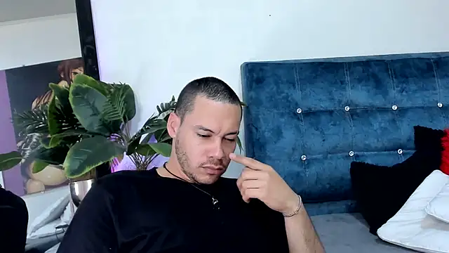 Snapshot of Aronandmoli69 chatting on 06.21.26 Aronandmoli69 online show from 06.21.26