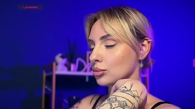 Snapshot of mari_grey chatting on 05.22.26 mari grey online show from 05.22.26
