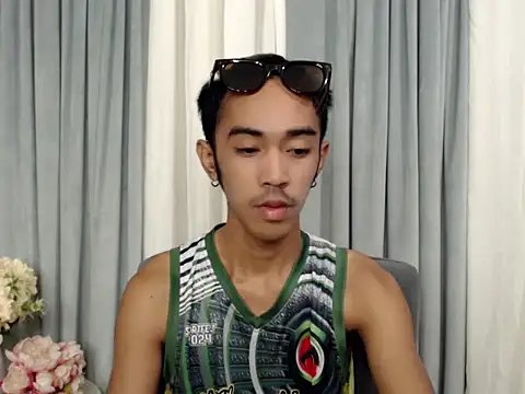 Snapshot of crocodale chatting on 04.14.26 crocodale online show from 04.14.26