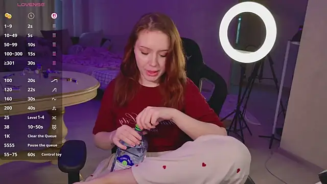 YouHoldMee online show from 05.03.26