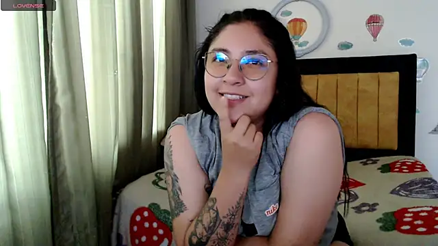 Snapshot of MAYEXS chatting on 04.12.26 MAYEXS online show from 04.12.26