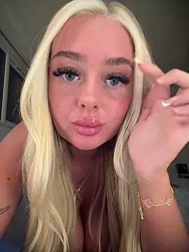 Snapshot of Vanillaheavennn chatting on 04.13.26 Vanillaheavennn online show from 04.13.26