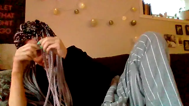 Snapshot of shyhornymommy chatting on 05.06.26 shyhornymommy online show from 05.06.26