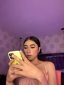 Snapshot of Alahia_pink_ chatting on 04.15.26 Alahia pink online show from 04.15.26