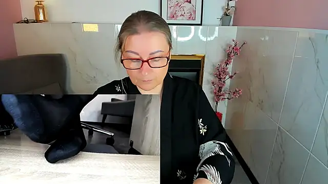 Snapshot of Alexandra_Kind chatting on 06.17.26 Alexandra Kind online show from 06.17.26