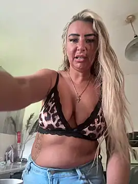 Snapshot of Naughtyhousewife_x chatting on 05.18.26 Naughtyhousewife x online show from 05.18.26