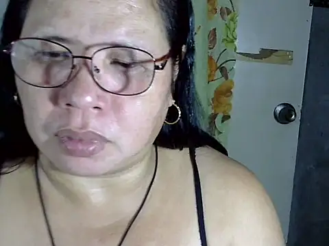 Snapshot of HottyCurlyPeanut chatting on 04.23.26 HottyCurlyPeanut online show from 04.23.26