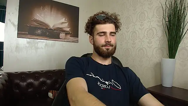 Snapshot of KyloEast chatting on 06.21.26 KyloEast online show from 06.21.26