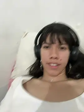 Snapshot of drea-an chatting on 04.16.26 drea-an online show from 04.16.26