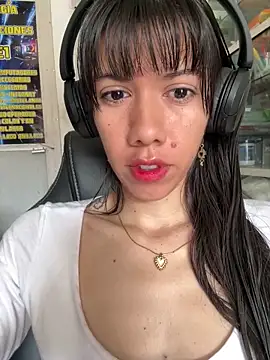 Snapshot of drea-an chatting on 04.23.26 drea-an online show from 04.23.26