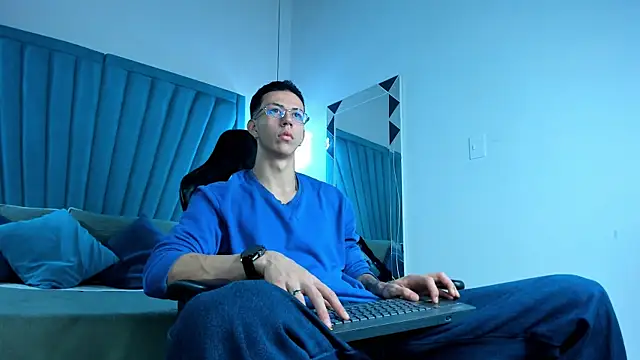 Snapshot of OliverThompsonJS chatting on 06.18.26 OliverThompsonJS online show from 06.18.26
