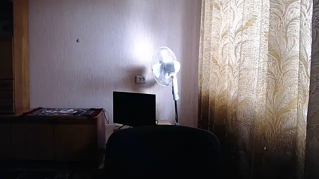 Snapshot of AlinaxJames chatting on 04.25.26 AlinaxJames online show from 04.25.26