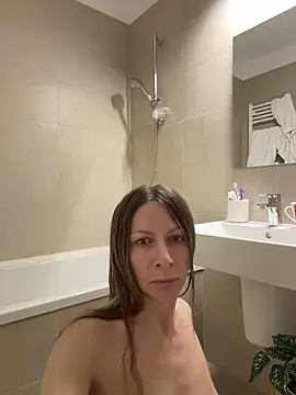 Mira Luna online show from 05.06.26