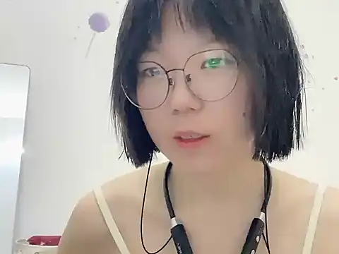Snapshot of Belle-LL chatting on 04.25.26 Belle-LL online show from 04.25.26