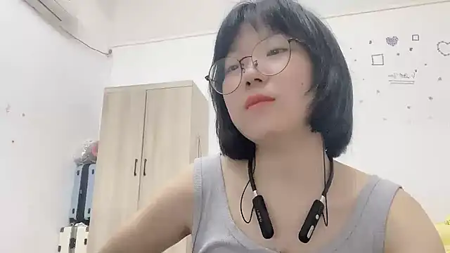 Snapshot of Belle-LL chatting on 05.03.26 Belle-LL online show from 05.03.26