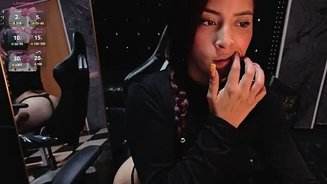 Snapshot of laurab91 chatting on 05.20.26 laurab91 online show from 05.20.26