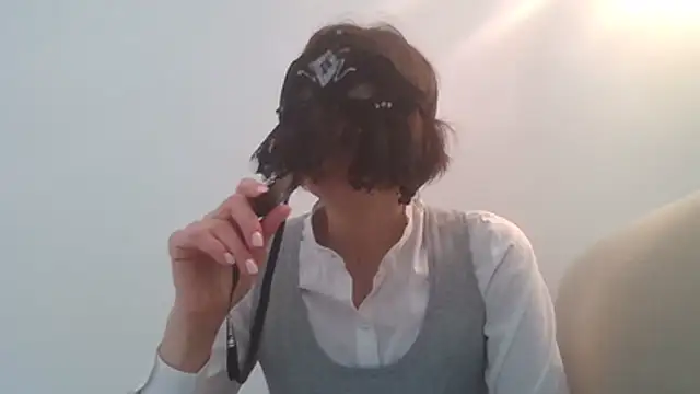 Snapshot of HelenTiAscolta chatting on 05.19.26 HelenTiAscolta online show from 05.19.26