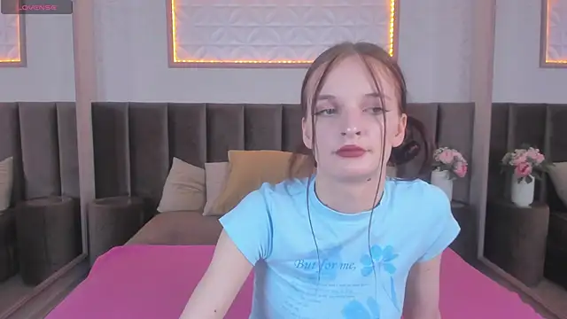 Snapshot of AliciaCore chatting on 06.12.26 AliciaCore online show from 06.12.26