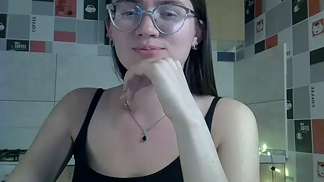 Miss Tinakiss online show from 04.22.26