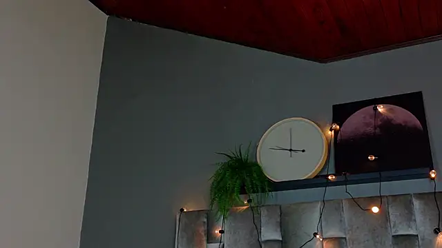 Snapshot of LiaaMoretti__ chatting on 05.19.26 LiaaMoretti online show from 05.19.26