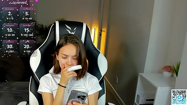Snapshot of Leslie_Scott chatting on 06.13.26 Leslie Scott online show from 06.13.26