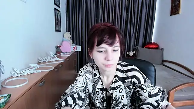 Snapshot of MiniLysii chatting on 05.17.26 MiniLysii online show from 05.17.26
