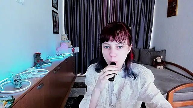 Snapshot of MiniLysii chatting on 06.25.26 MiniLysii online show from 06.25.26