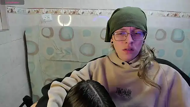 Snapshot of Jinnbooky chatting on 06.19.26 Jinnbooky online show from 06.19.26