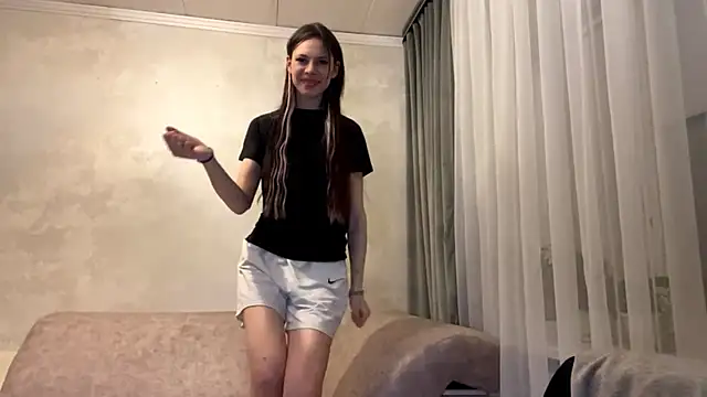 Snapshot of TuZezima chatting on 04.27.26 TuZezima online show from 04.27.26