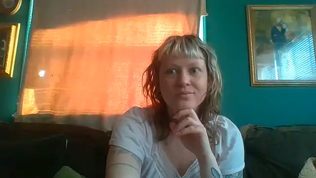Snapshot of RosieSwitchBitch chatting on 06.05.26 RosieSwitchBitch online show from 06.05.26
