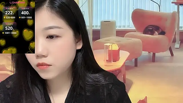Snapshot of F-Yuwei chatting on 04.25.26 F-Yuwei online show from 04.25.26