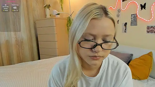 Snapshot of MidnightPoise chatting on 05.11.26 MidnightPoise online show from 05.11.26
