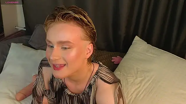 Snapshot of cumboydoll chatting on 05.20.26 cumboydoll online show from 05.20.26