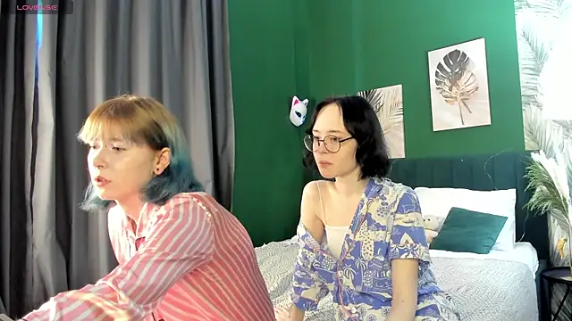 Snapshot of Lilac-Muse chatting on 05.18.26 Lilac-Muse online show from 05.18.26