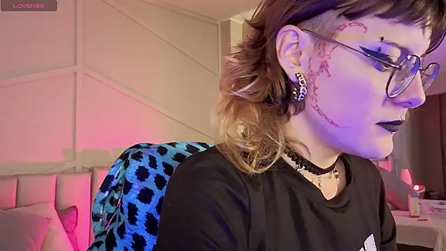Snapshot of Rossiee_huntt chatting on 06.17.26 Rossiee huntt online show from 06.17.26
